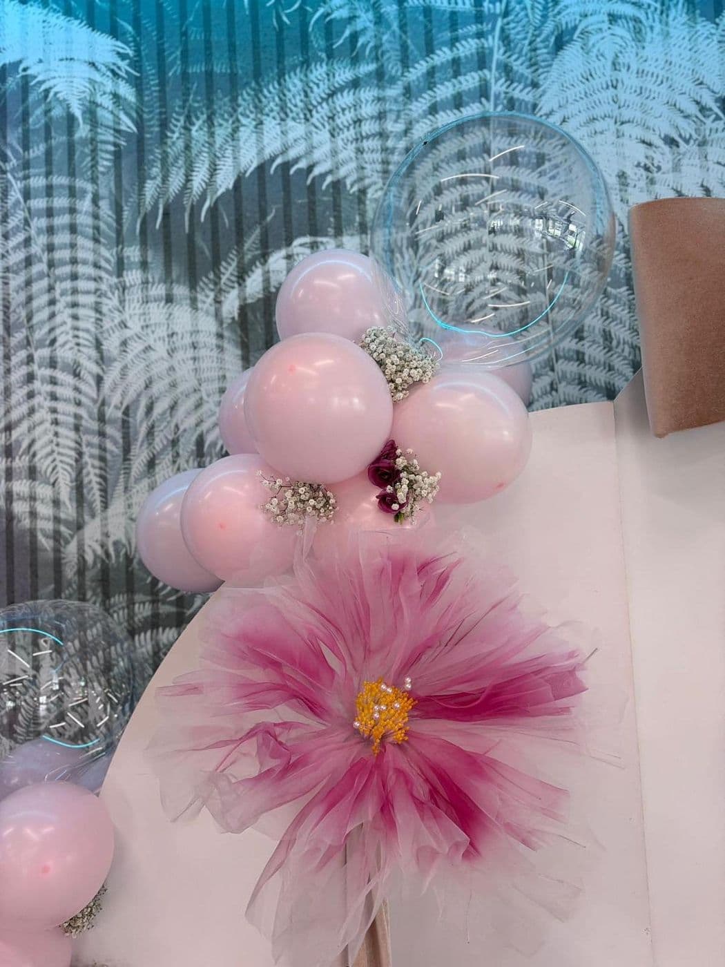 Dettaglio di palloncini rosa con fiore in tulle